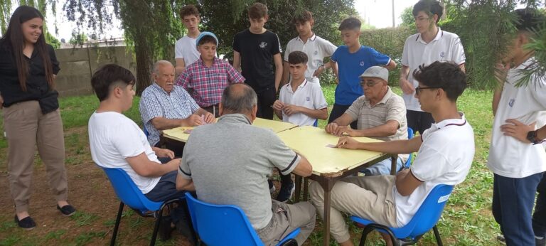 Adultos mayores y adolescentes compartieron un encuentro
