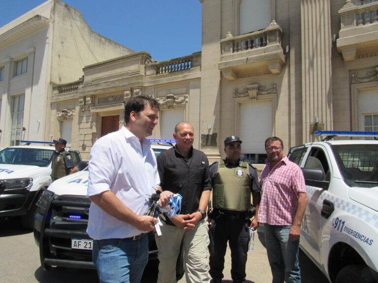 Berni entregó 14 móviles policiales en 9 de Julio