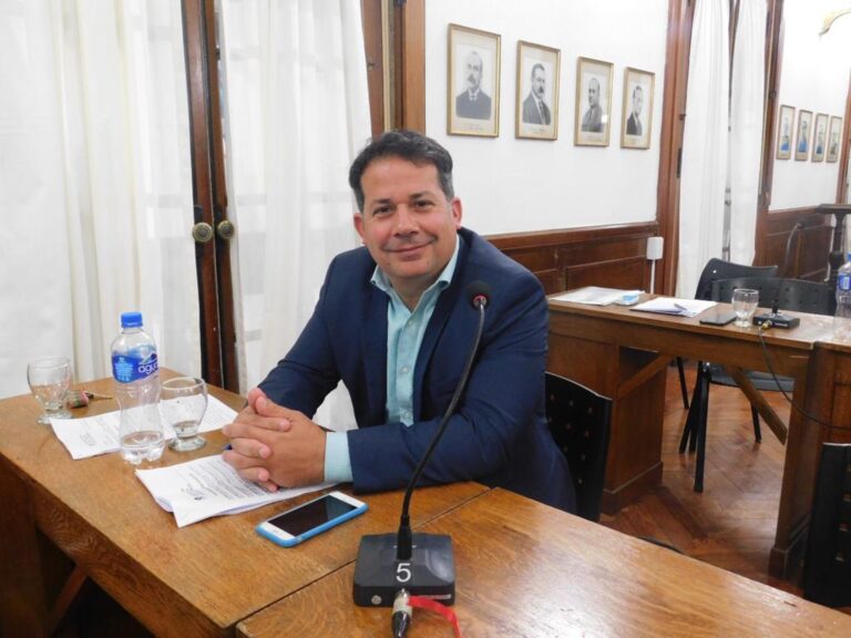 Se pospone por 15 días el Sistema de Becas propuesto por Malis