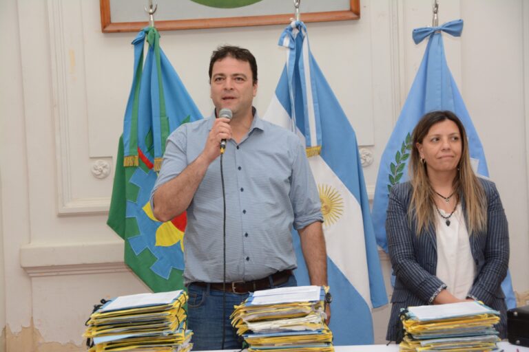 Títulos de propiedad: firmaron 365 familias