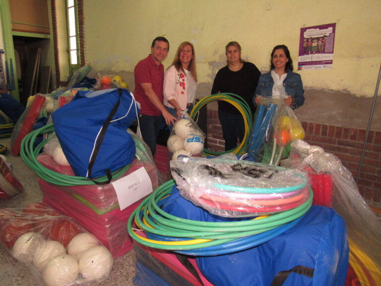 Entregaron material deportivo para escuelas de 9 de Julio