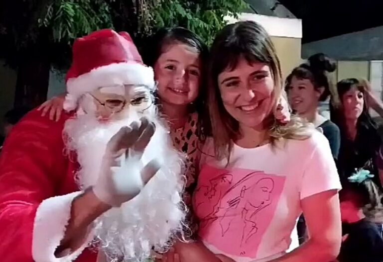 Bomberos y Papá Noel le llevaron alegría a los chicos