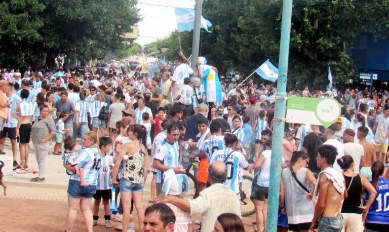 Argentina Campeón: Vuelta Olímpica en Plaza Belgrano