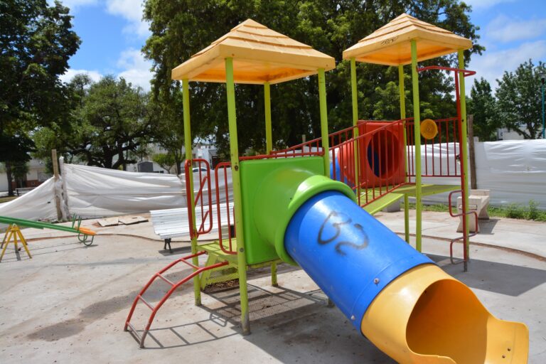 Plaza Italia: vandalismo en juegos infantiles
