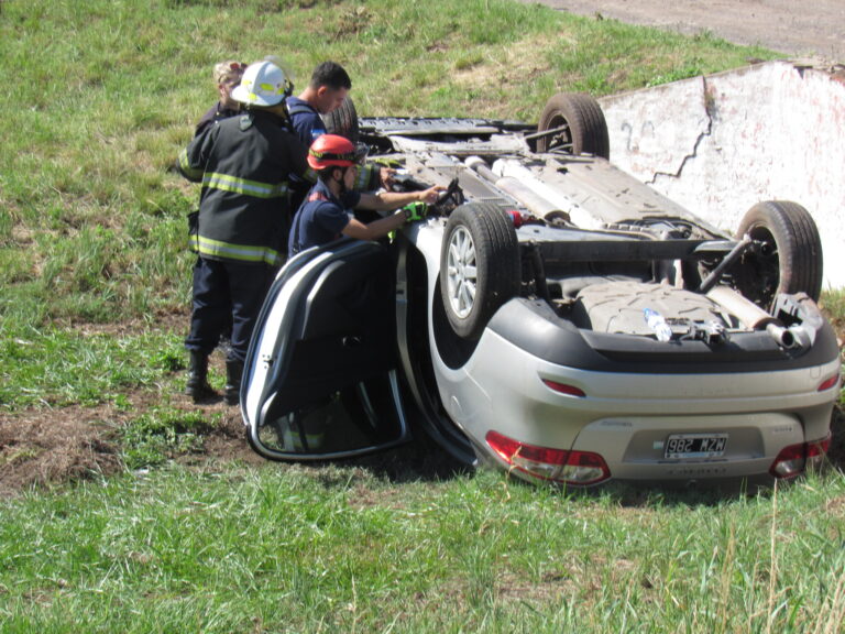 Volcó un auto en Ruta 5: dos personas fueron rescatadas