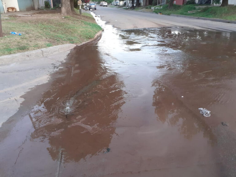 Pérdida de agua en Cavallari y Joaquín V. González