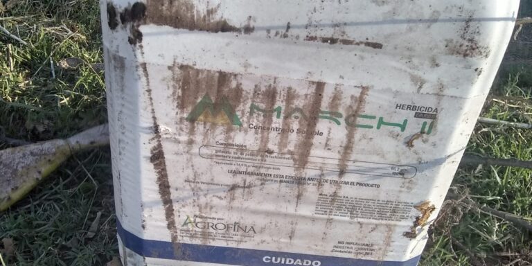 Encontraron un bidón de herbicida en la vía pública
