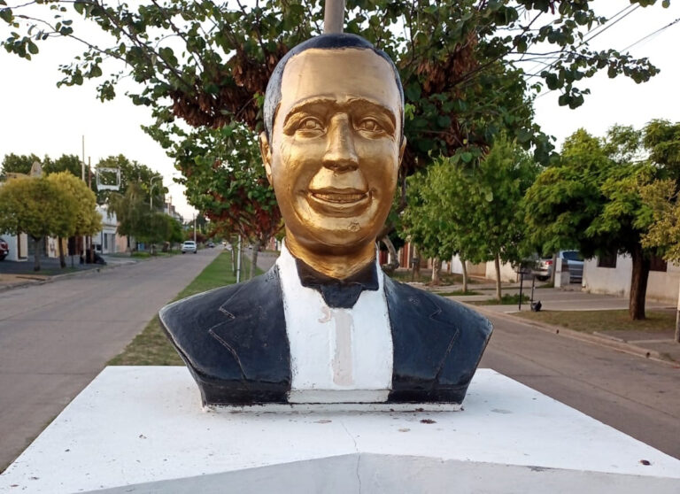 El busto policromado de Gardel