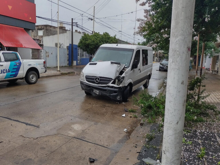 Dos autos estacionados terminaron chocados