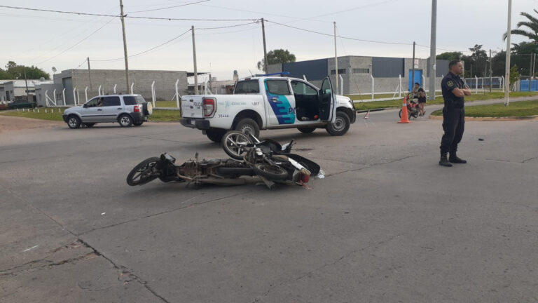 Chocaron dos motos: un hombre se golpeó la cabeza