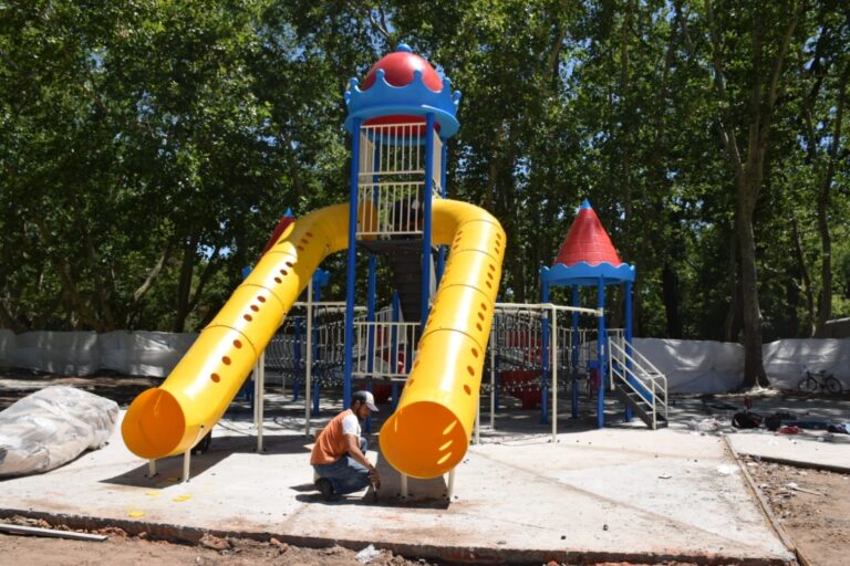 Colocan los nuevos juegos en el Parque San Martín