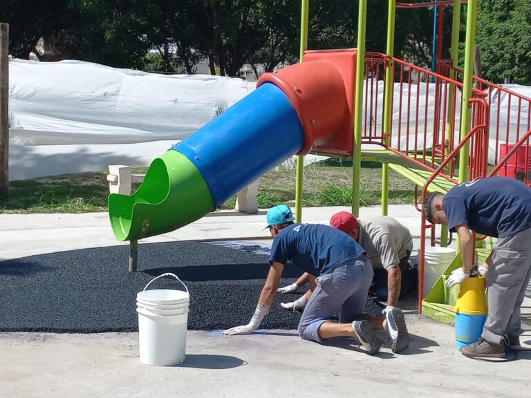 Plaza Italia: avanzan los trabajos en el sector de juegos