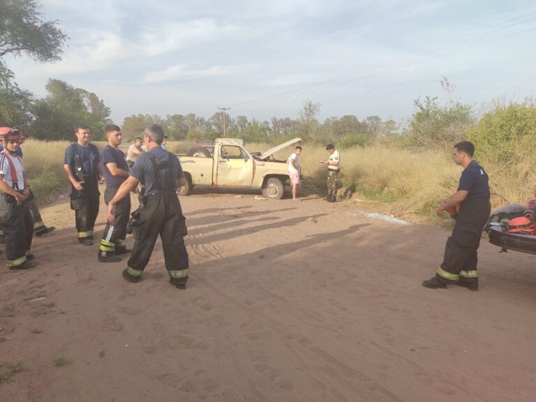 Una camioneta volcó en el camino a Norumbega
