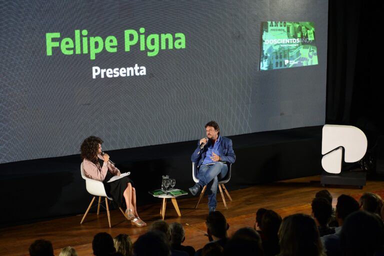 Felipe Pigna presentó un libro y documental sobre el Bicentenario de Bco Provincia