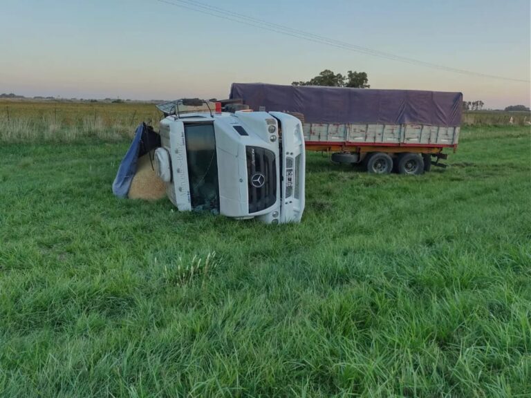 Accidente en Ruta 5: volcó un camión