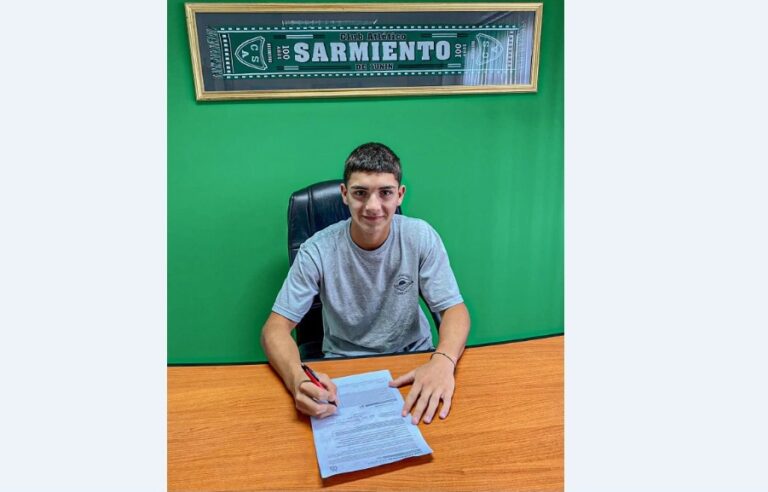 Avalos Molina firmó su primer contrato con Sarmiento