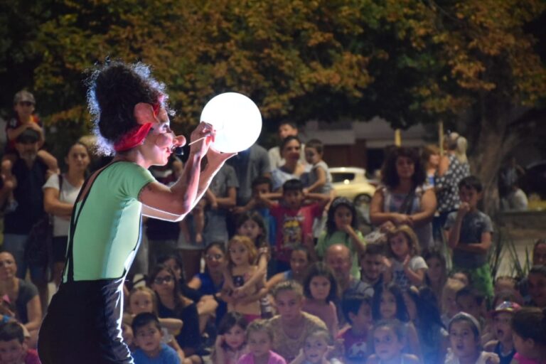 Chicos y grandes disfrutaron de “Cosa de duendes”, en Plaza Italia