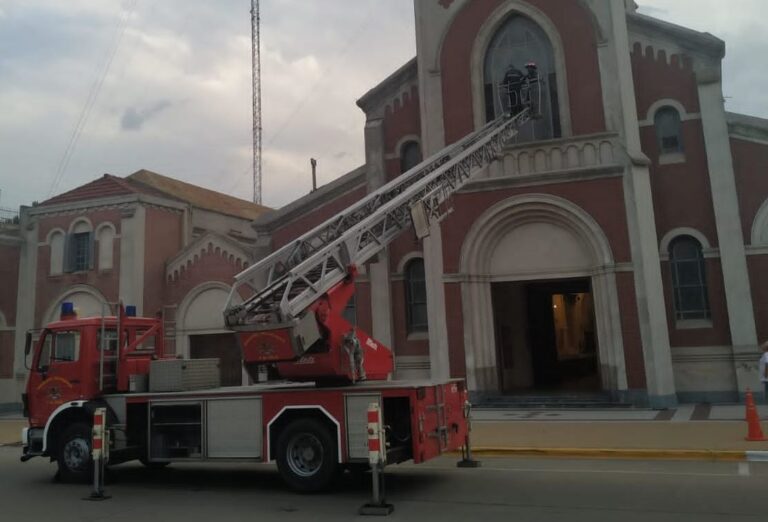 Bomberos colaboraron en Catedral