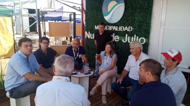 Expoagro: funcionarios visitaron el stand
