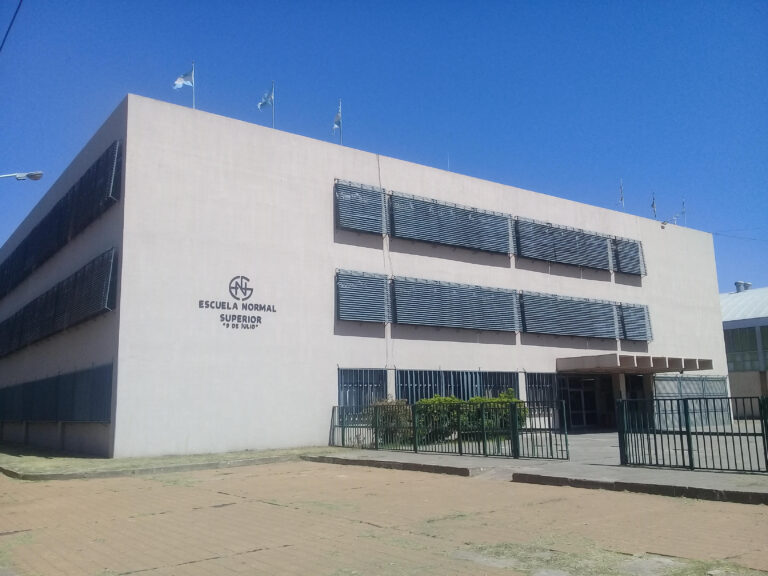 Instituto Nº 4: se dictan profesorados y tecnicaturas