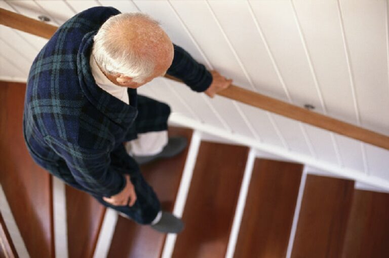 Adultos Mayores: kinesiólogos pueden ayudar a prevenir las caídas