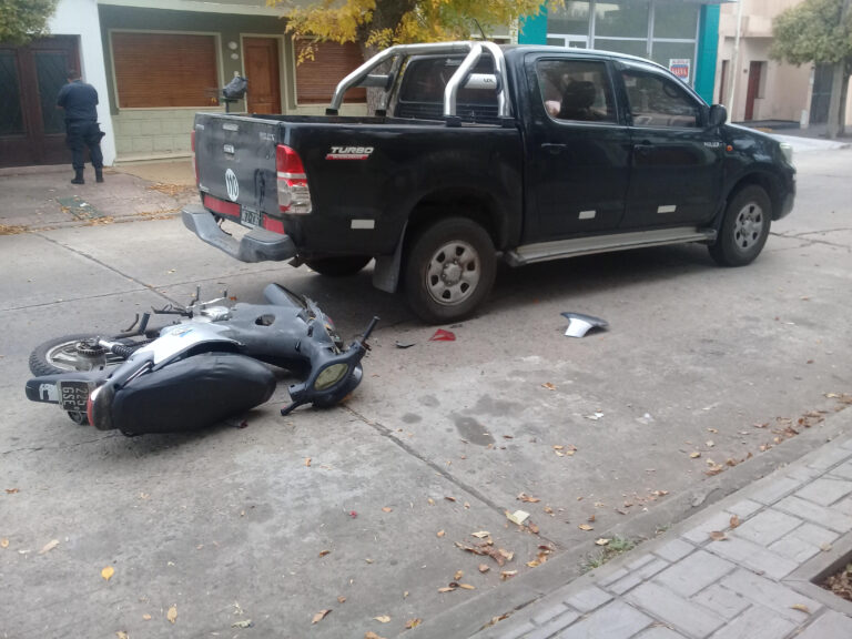 Accidente: una motociclista sufrió lesiones