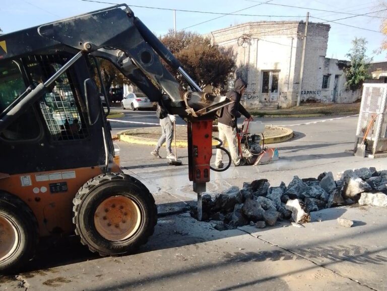 Obra de bacheo en 25 de Mayo y Garmendia
