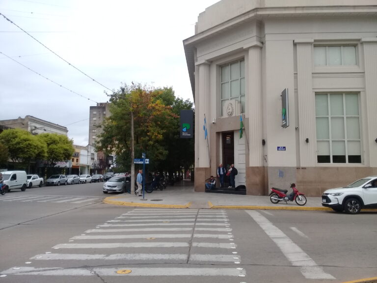 Los bancos empezaron a atender de 10 a 15