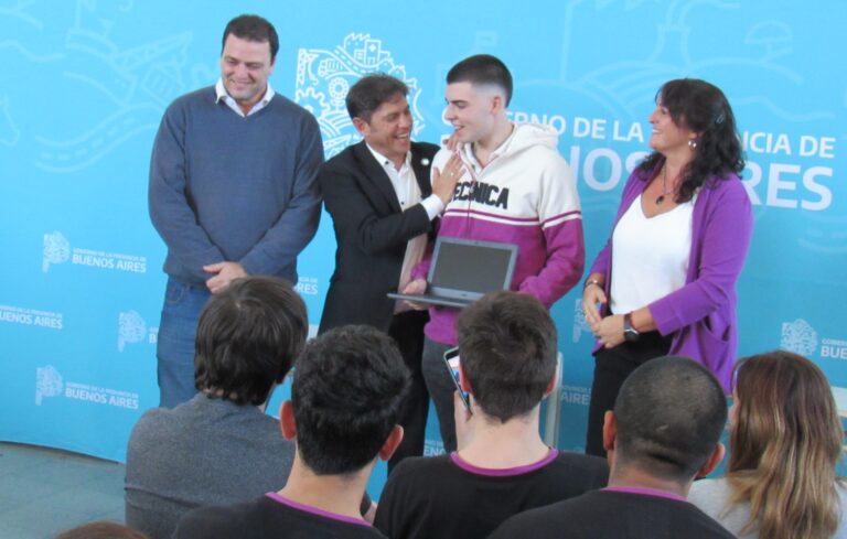Kicillof encabezó el acto de entrega de 264 netbooks