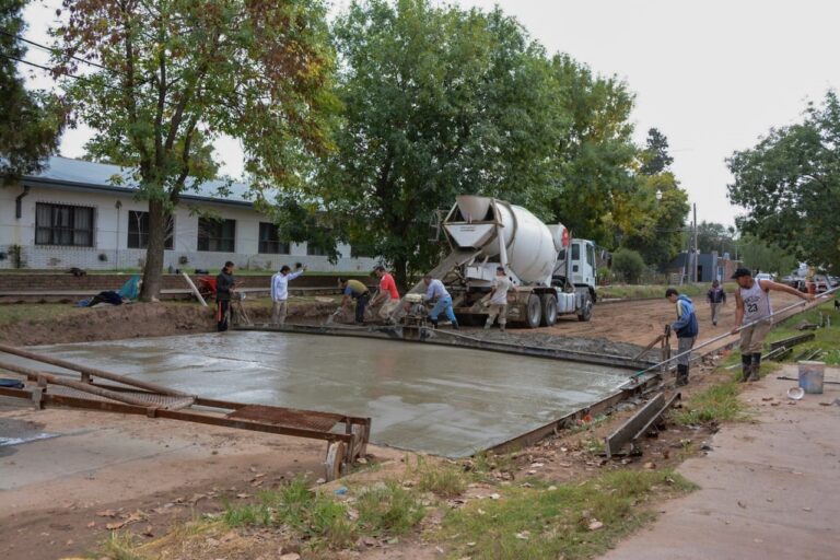Ciudad Nueva: comenzó la pavimentación en calle Paso