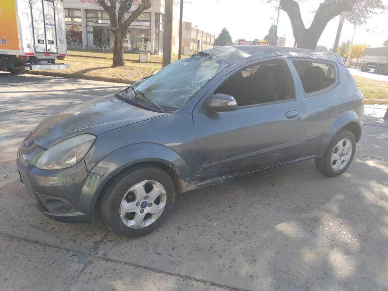 Choque y vuelco en Avenida Mitre