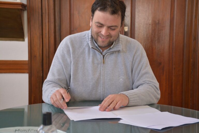Firman convenio para la construcción de 11 viviendas