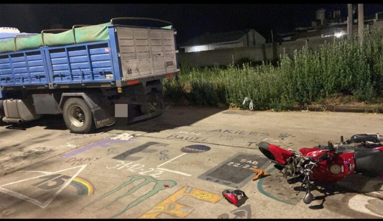 Accidente entre una moto y un camión