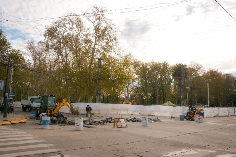 Empezó la obra de pavimento en la esquina del Parque