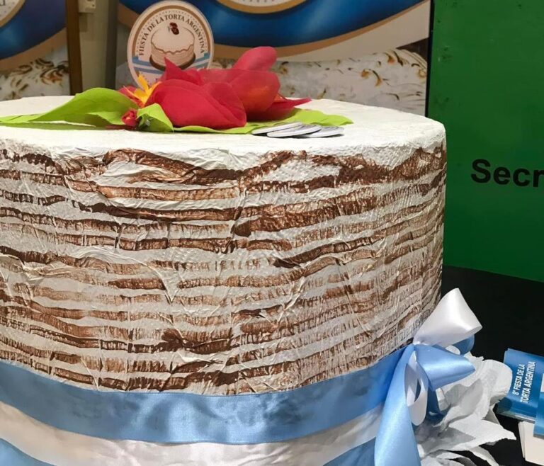 Revolución de Mayo: festejo en Dolores con la Torta Argentina