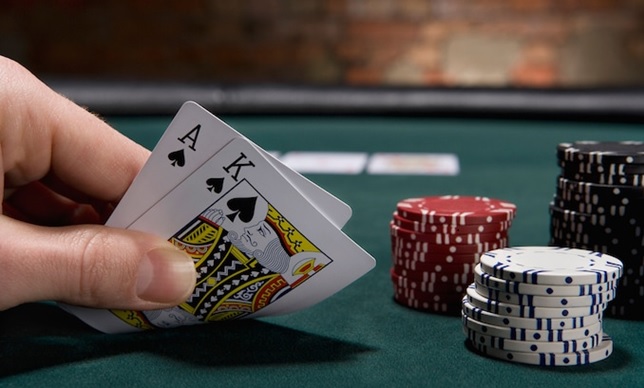 ¿Cuál es la principal diferencia entre el video póker en un casino online y el clásico póker de mesa?