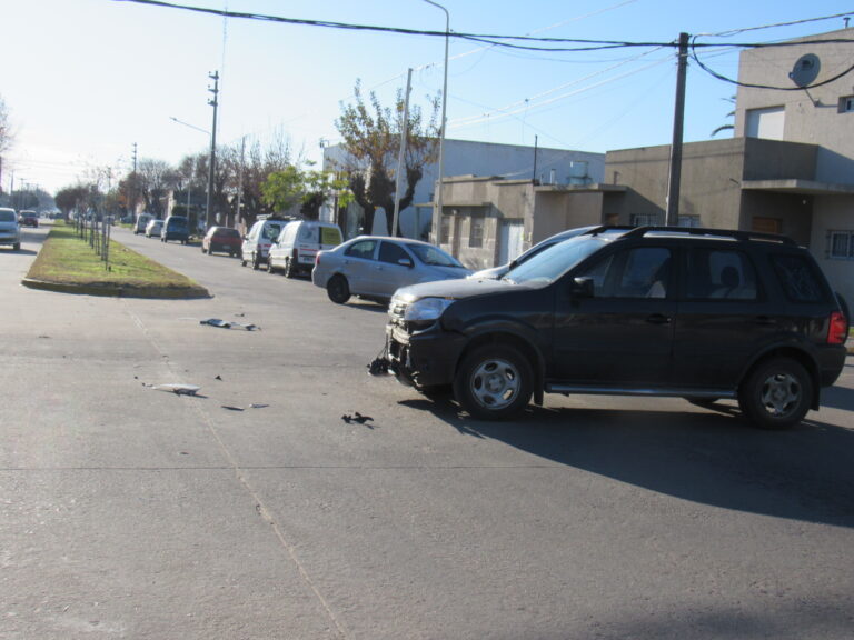 Choque: un auto giró tras el impacto