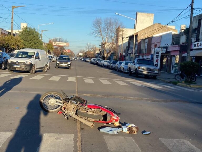 Mitre y Mendoza: una motociclista herida