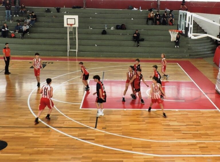 Domingo de básquet, en el gimnasio de Atlético 9 de Julio