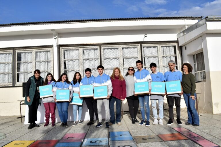 En total se entregaron 536 computadoras a los egresados