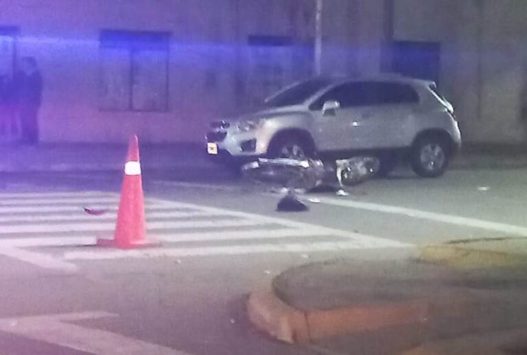 Accidente: colisionaron un auto y una moto