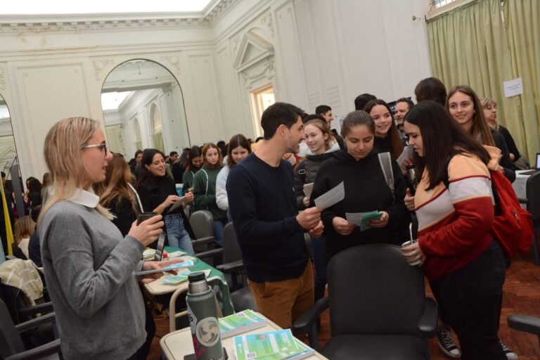 Masiva asistencia de jóvenes a la Feria