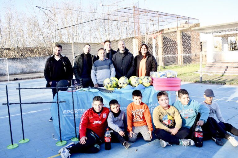 El Club La Niña recibió material deportivo