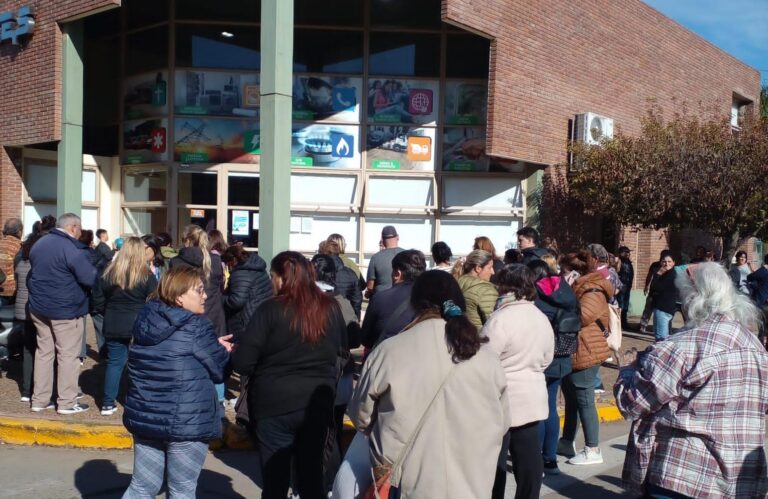 Usuarios marcharon a la Cooperativa
