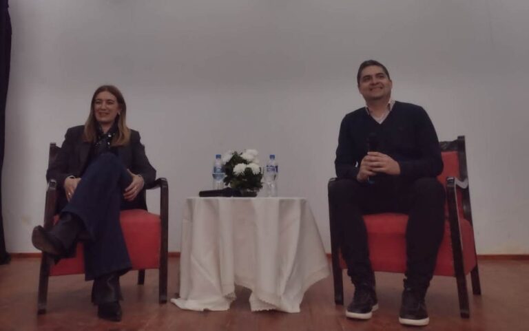 Danya Tavela dio una charla sobre educación