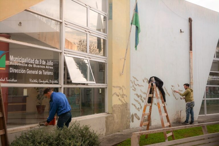 Se realizan trabajos de refacción y pintura de la Terminal de Omnibus