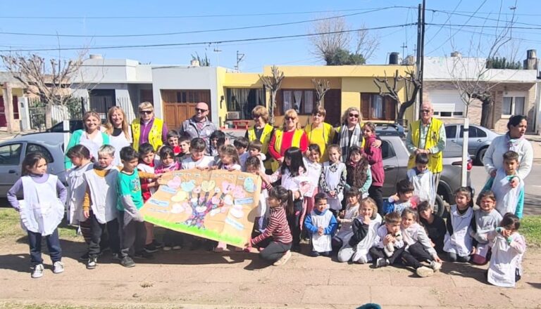 El Club de Leones continúa con «Arboles a clase»