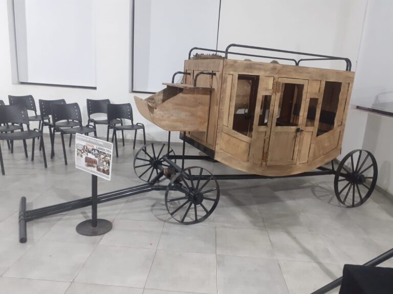 Exhiben una réplica de una diligencia de 1800