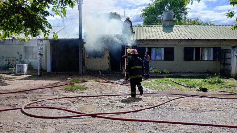 Un incendio provocó graves daños en una casa