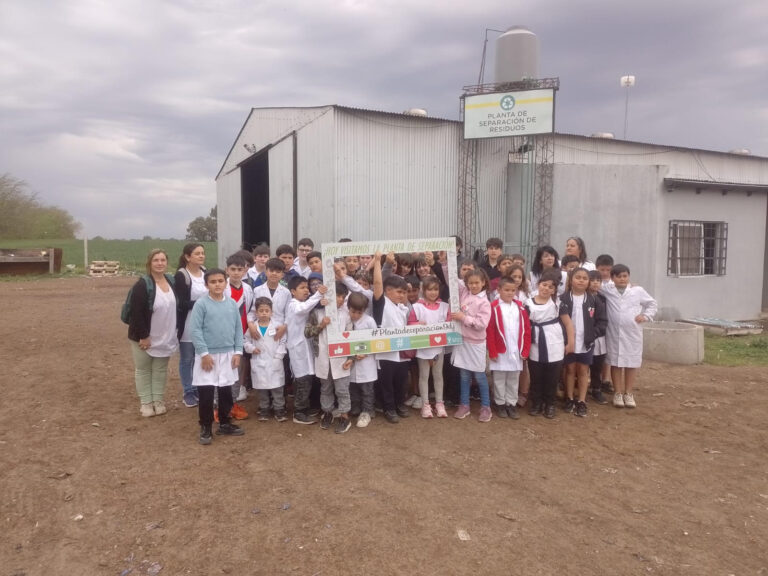 Alumnos de distintas escuelas visitan la planta de separación
